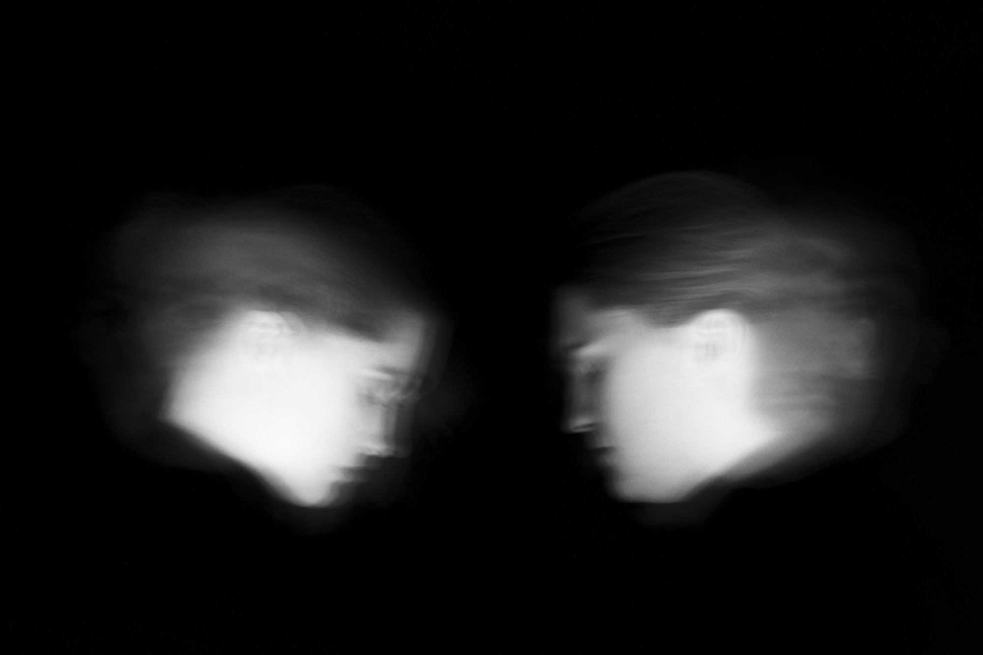 Bloemenportret in donkere setting door Ann-Sophie Verschuere